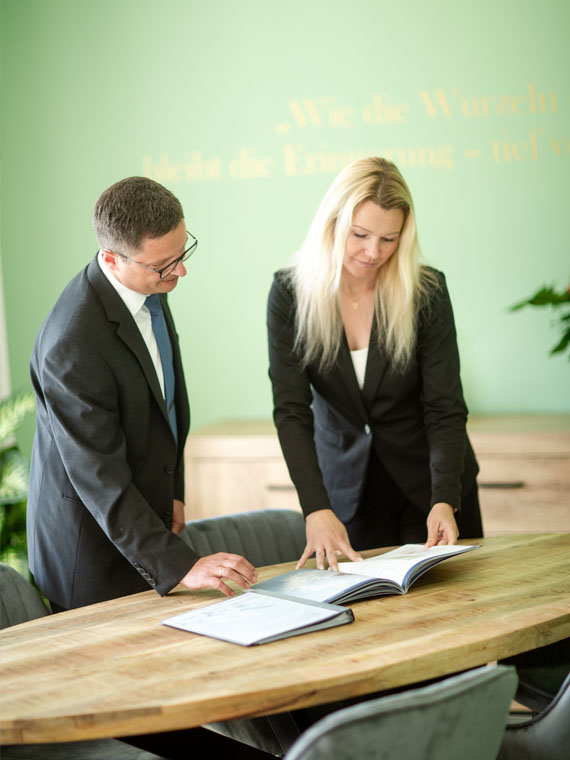 Einfühlsame Begleitung und pers&ouml;nliche Beratung im Trauerfall