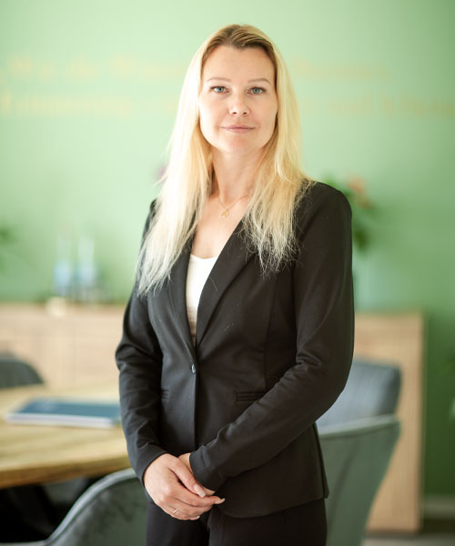 Katja Kallwaß im Beratungsraum eines Bestattungshauses in Stralsund